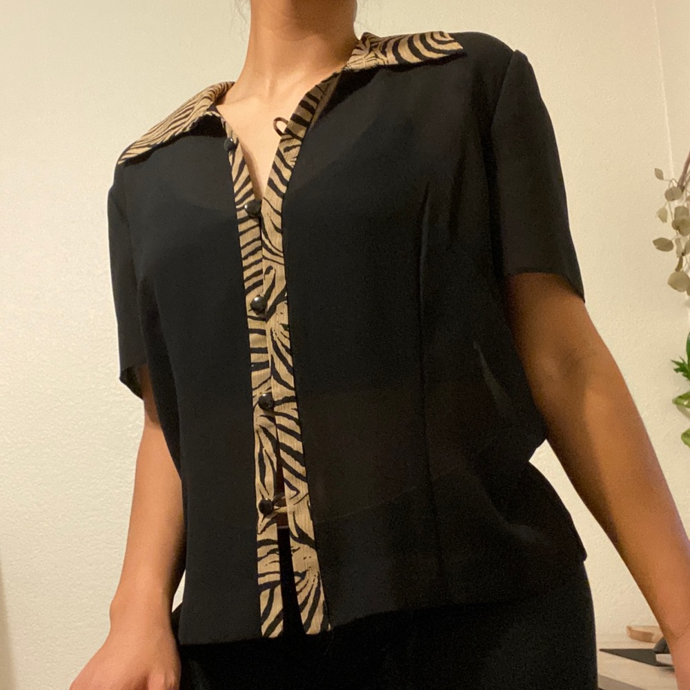 High quality • Vintage find • Print collar • Breathable